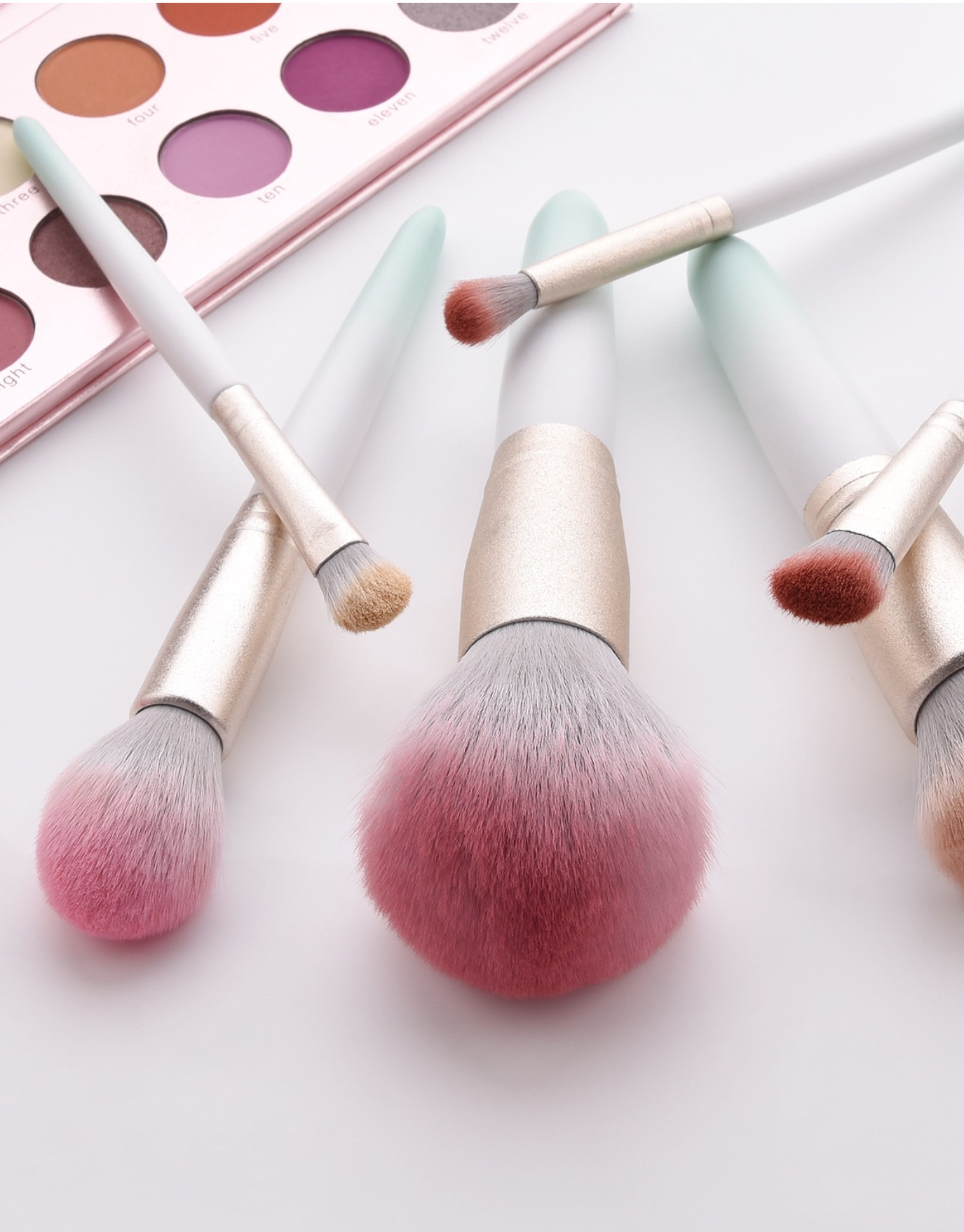 TYPES OF MAKEUP BRUSHES